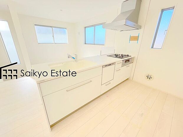 【キッチン(施工例)】リビングにいる家族とコミュニケーションがとりやすい、人気のカウンターキッチンを採用。小さなお子さんがリビングにいても目が届くので安心。来客時には会話を楽しみながらお料理もできます。