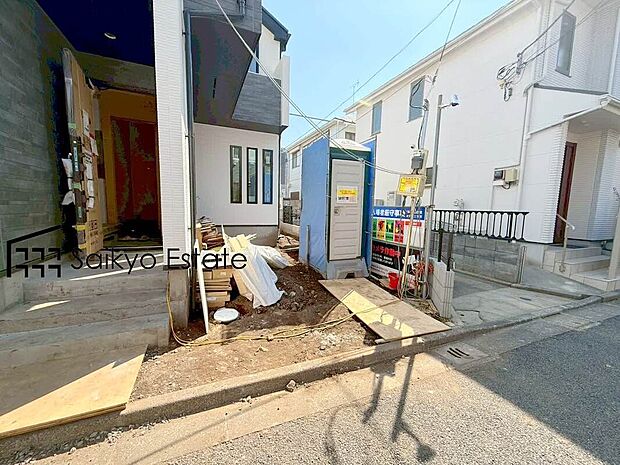 【駐車場】カースペースはコンクリート仕上げの為、雨の日でも足元が気になりません！自転車やバイクを置くスペースもございます！
