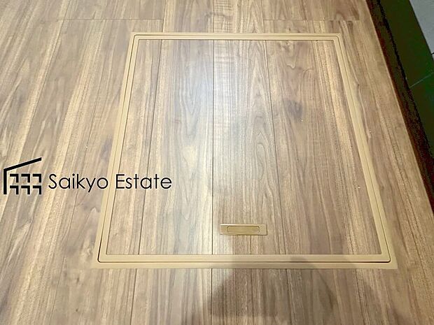 【床下収納】「床下収納」はストックの食材や普段使わない調理器具・食器などを管理しやすく収納できます。
