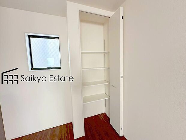 【キッチン収納】「パントリー」としても使える収納がキッチンスペースにございます。食品の備蓄や調理器具、日用品など何でも収納できて便利です！