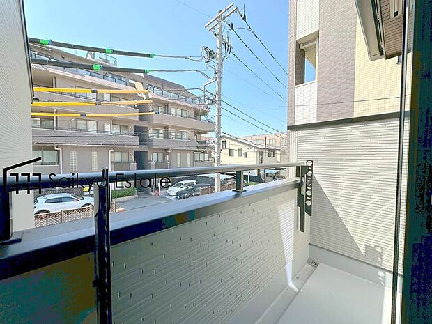 【バルコニー】お洗濯物やお布団を干すのに十分なスペースを確保したバルコニー。南向きで陽当たりも良好です♪
