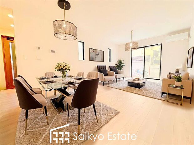 【リビング【施工例】】開放感と採光にこだわった広々としたLDKです。陽光いっぱいの空間で家族団らんの時間も増えそうですね！
