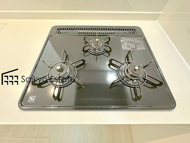 【【3口ガスコンロシステム】】3口ガスコンロシステムはたくさんの料理が同時に作れて便利な上、凹凸が少ないフラットトップなのでお掃除も楽々です。