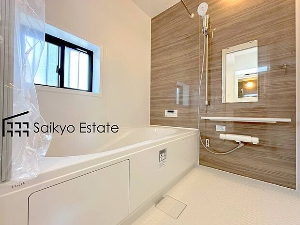 【浴室】一日の疲れを癒してくれる広々バスルーム♪雨の日のお洗濯にも大活躍な浴室暖房乾燥機付きです！