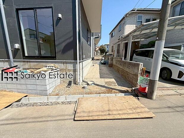 【駐車場】カースペースはコンクリート仕上げの為、雨の日でも足元が気になりません！自転車やバイクを置くスペースもございます！