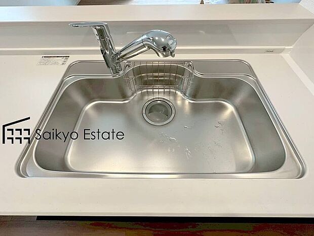 【浄水器】「浄水器」をスリムに内蔵したハンドシャワー式の水栓金具です。シンクもスッキリ！
