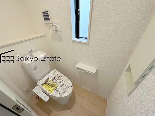 【ウォシュレット付トイレ】「温水清浄便座付きトイレ」は日々の生活を快適にしてくれます。毎日使う場所だからこそ、こだわりたいポイントですね。