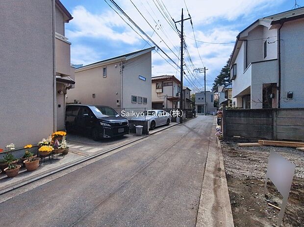 【前面道路を含む現地写真】恩賜井の頭公園まで徒歩約15分！子育てにも嬉しい、緑豊かな自然が広がる閑静な住宅地、南向きの邸宅です。この機会に是非現地をご覧ください。