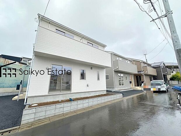 【現地外観】3号棟、4号棟には太陽光発電設備標準搭載！蓄電池システム利用で停電時も安心です！防犯カメラやピッキング対策付き玄関ドアなどセキュリティ面も良好です！