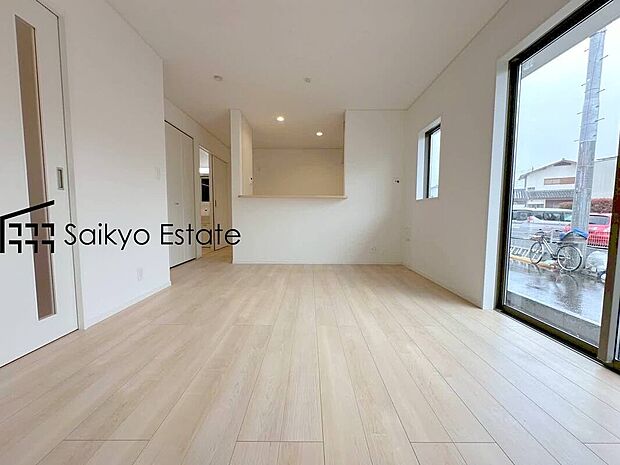 【リビング】開放感と採光にこだわった16.5帖の広々としたLDKです。陽光いっぱいの空間で家族団らんの時間も増えそうですね！