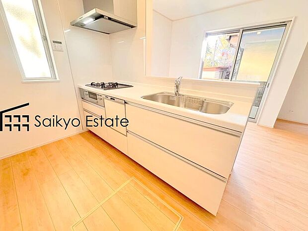 【キッチン（施工例）】リビングにいる家族とコミュニケーションをとりながら作業が出来る人気のカウンターキッチン。お子様がリビングにいても目が届くので安心です。食洗機付きです！