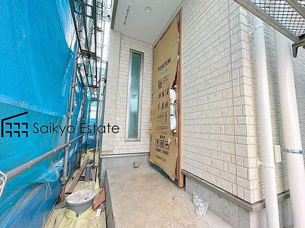 【玄関(2号棟)】家の顔となる玄関は、格調高いデザイン性が求められます。高級感と断熱性、防犯性に優れた玄関ドアを標準装備。