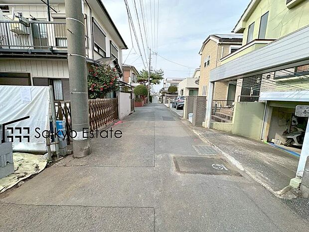 【前面道路】交通量の少ない前面道路ですので、小さなお子様がおられるご家庭でも安心してお住まいいただけます。