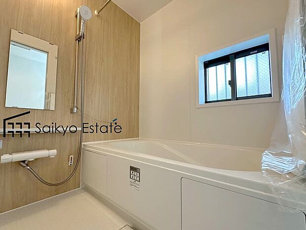 【浴室】一日の疲れを癒してくれる広々バスルーム♪雨の日のお洗濯にも大活躍な浴室暖房乾燥機付きです！