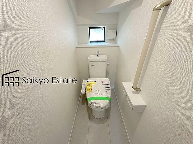 【ウォシュレット付トイレ】「温水清浄便座付きトイレ」は日々の生活を快適にしてくれます。毎日使う場所だからこそ、こだわりたいポイントですね。
