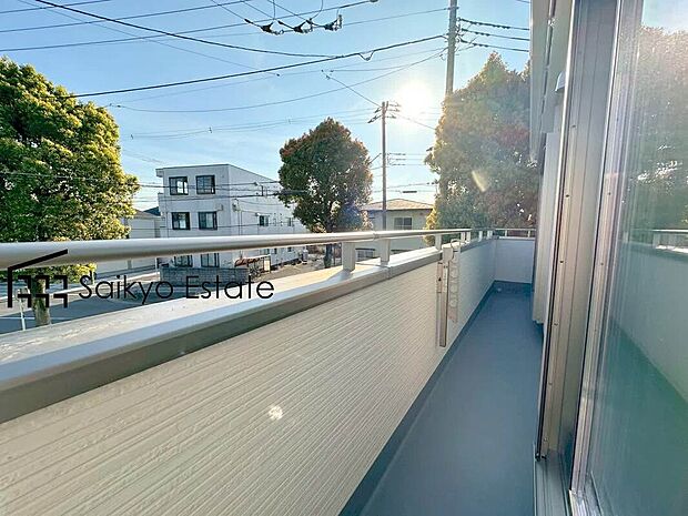 【バルコニー】お洗濯物やお布団を干すのに十分なスペースを確保したバルコニー。南向きで陽当たりも良好です♪