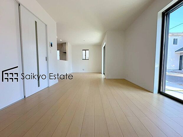 【リビング】開放感と採光にこだわった広々としたLDKです。陽光いっぱいの空間で家族団らんの時間も増えそうですね！