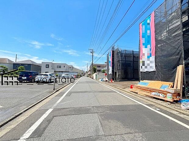 【前面道路】前面道路、幅員がございますので、駐車もスムーズに行えます！駐車が少し苦手なママさんでも安心ですね♪
