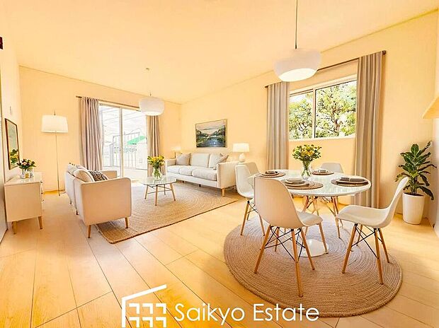 【リビング【施工例】】開放感と採光にこだわった広々としたLDKです。陽光いっぱいの空間で家族団らんの時間も増えそうですね！
