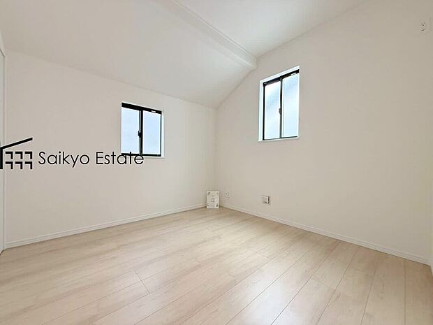 【洋室(O号棟)】2面採光で明るく風通しも良好です!天気の良い日は是非窓を開けて空気の入れ替えをしてみるのはいかがでしょうか♪