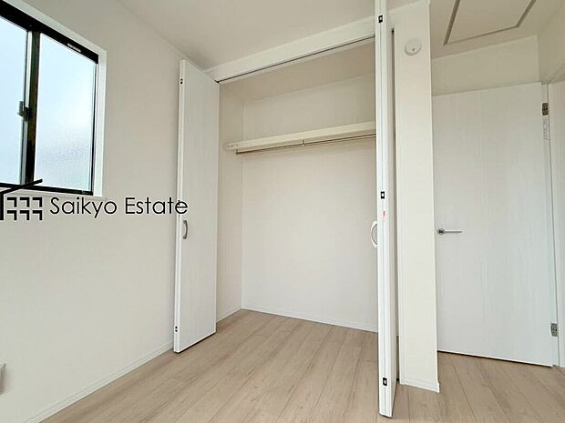 【収納(O号棟)】各居室に収納を完備しておりますので、居室の全空間を有効活用出来ます。自分好みのお部屋で、ゆったりお寛ぎ頂けます。