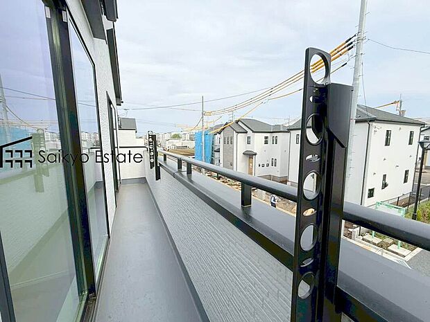 【バルコニー】広々とした南向きバルコニーには家族全員のお洗濯物も楽に干せます。南面からの光と風に満ちた室内の延長空間が、暮らしに心地よい開放感をもたらします。