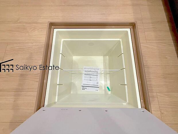 【床下収納】「床下収納」はストックの食材や普段使わない調理器具・食器などを管理しやすく収納できます。
