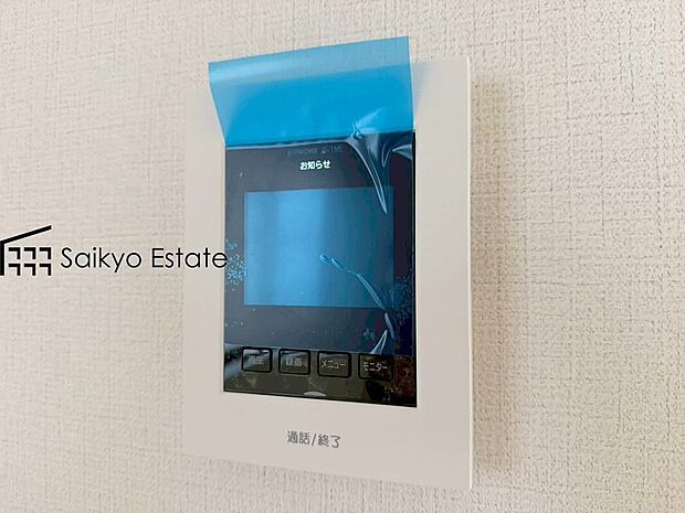 【TVモニター付きインターホン】「TVモニター付きインターホン」は、玄関に行かなくても誰が来たのか確認でき、お子様のお留守番も安心です。
