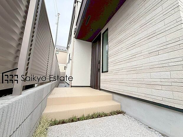 【玄関（2号棟）】家の顔となる玄関は、格調高いデザイン性が求められます。高級感と断熱性、防犯性に優れた玄関ドアを標準装備。