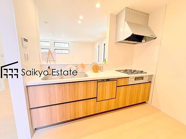 【キッチン(施工例)】リビングにいる家族とコミュニケーションをとりながら作業が出来る人気のカウンターキッチン。お子様がリビングにいても目が届くので安心です。