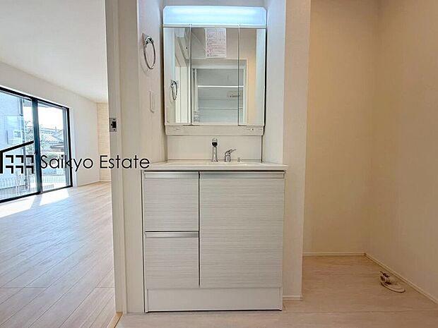 【シャワー付き洗面化粧台】「シャワー付き洗面化粧台」は暮らしを快適にしてくれます。朝の身支度もスムーズに♪