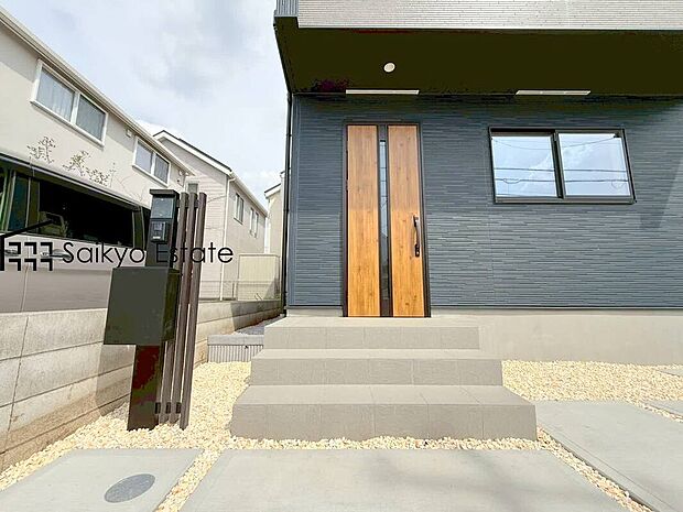 【玄関】家の顔となる玄関は、格調高いデザイン性が求められます。玄関は、高級感と断熱性、防犯性に優れた玄関ドアを標準装備。