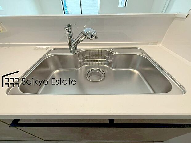 【浄水器】「浄水器」をスリムに内蔵したハンドシャワー式の水栓金具です。シンクもスッキリ！
