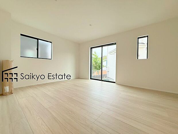 【リビング（B号棟）】開放感と採光にこだわった広々としたLDKです。陽光いっぱいの空間で家族団らんの時間も増えそうですね！
