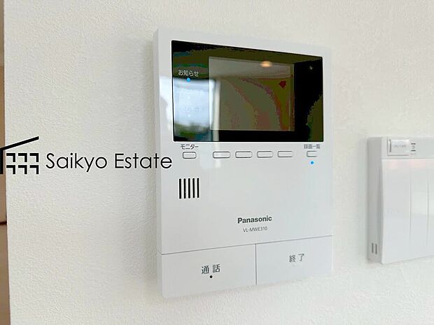 【TVモニター付きインターホン】「TVモニター付きインターホン」は、玄関に行かなくても誰が来たのか確認でき、お子様のお留守番も安心です。