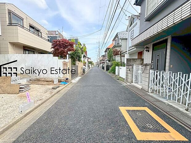 【前面道路】前面道路、幅員がございますので、駐車もスムーズに行えます!駐車が少し苦手なママさんでも安心ですね♪