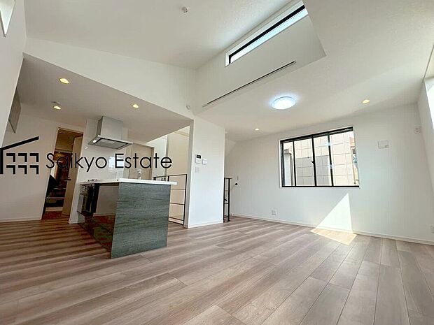 【リビング】開放感と採光にこだわった広々とした17帖のLDKです。陽光いっぱいの空間で家族団らんの時間も増えそうですね!