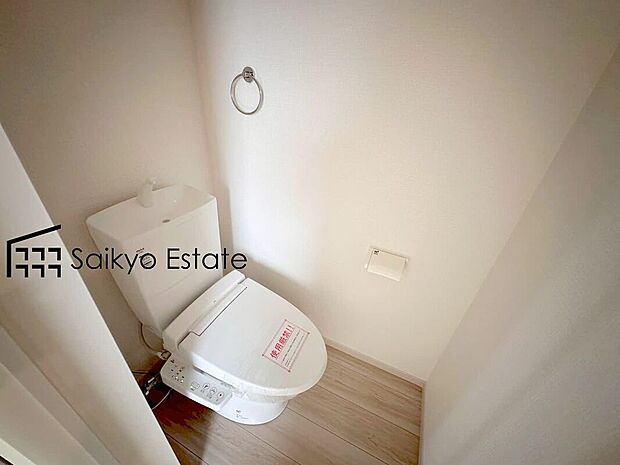 【ウォシュレット付トイレ】「温水清浄便座付きトイレ」は日々の生活を快適にしてくれます。毎日使う場所だからこそ、こだわりたいポイントですね。
