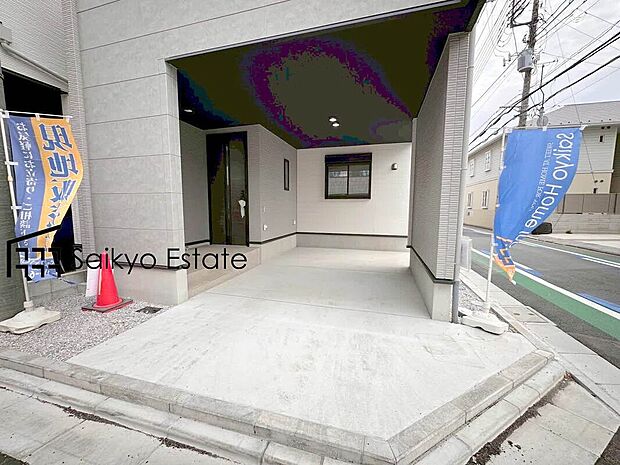 【駐車場】カースペースはビルトインガレージのため雨風から愛車を守ってくれます。また、雨の日でも車からの荷物の搬入が濡れずに行えます！
