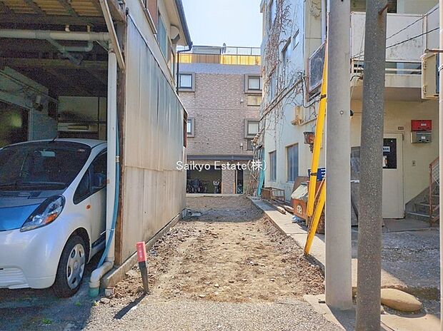 【駐車場】駐車場は奥行きがあり、ゆとりあるスペースを確保しております。自転車やバイクを置くスペースもございます！