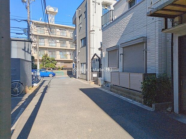 【前面道路】交通量の少ない前面道路ですので、小さなお子様がおられるご家庭でも安心してお住まいいただけます。