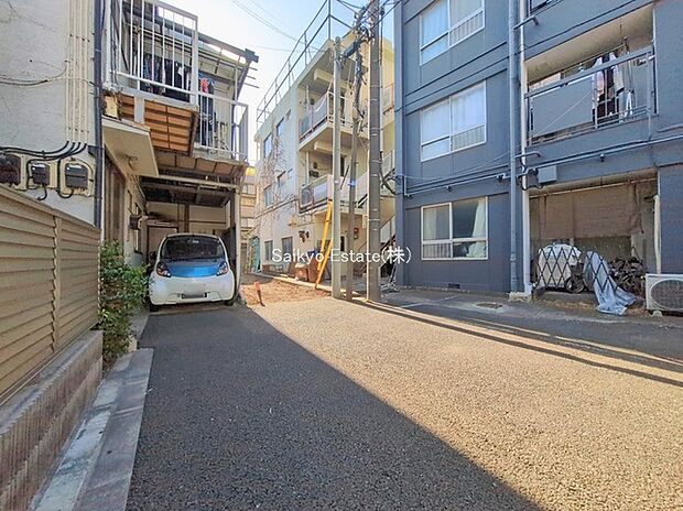 【前面道路】コンビニまで徒歩約1分など、周囲にはスーパーをはじめとした買い物施設も揃っています。住みやすさと利便性を兼ね備えた環境です。