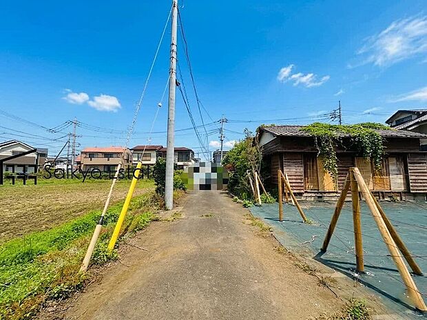 【前面道路】子育てにも嬉しい、緑豊かな自然が広がる閑静な住宅地、南向きの邸宅です。この機会に是非現地をご覧ください。