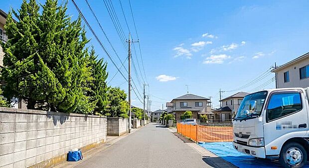 【前面道路】交通量の少ない前面道路ですので、小さなお子様がおられるご家庭でも安心してお住まいいただけます。
