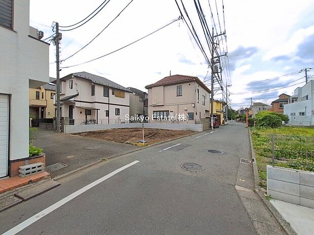 【前面道路】交通量の少ない前面道路ですので、小さなお子様がおられるご家庭でも安心してお住まいいただけます。
