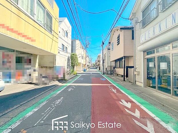 【前面道路を含む現地写真】周囲にはスーパーをはじめとした買い物施設も揃っています。住みやすさと利便性を兼ね備えた環境です。
