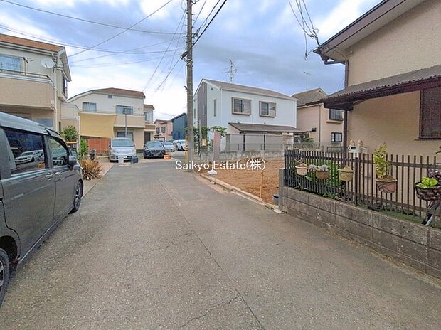 【前面道路を含む現地写真】前面道路、幅員がございますので、駐車もスムーズに行えます!駐車が少し苦手なママさんでも安心ですね♪