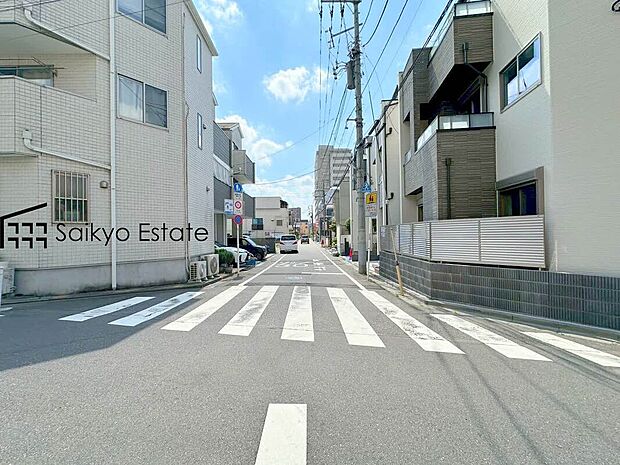 【前面道路】スーパー、コンビニまで徒歩約7分など周辺は商業施設が充実した暮らし便利な立地です!急なお買い物も安心です♪