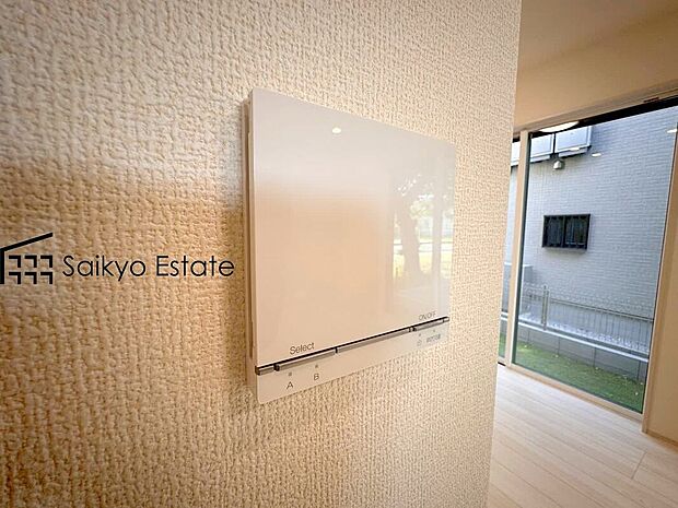 【床暖房】リビングには床暖房を標準で完備。空気を汚さずに室内を快適な温度に保ちますので、小さなお子様やご年配の方にも安心です。