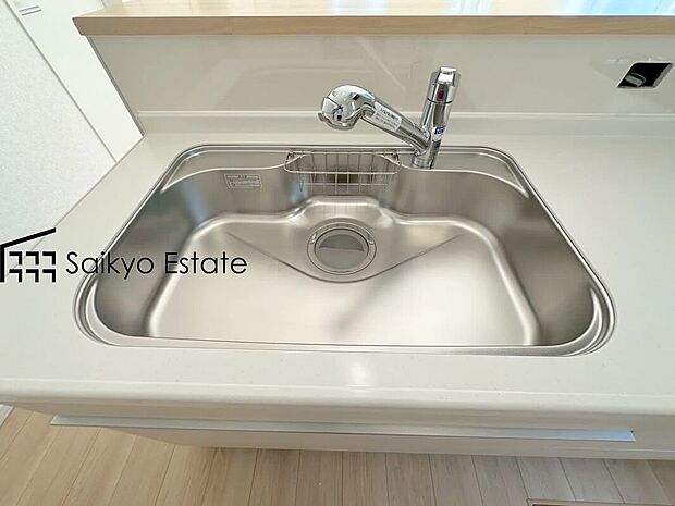 【浄水器】「浄水器」をスリムに内蔵したハンドシャワー式の水栓金具です。シンクもスッキリ！
